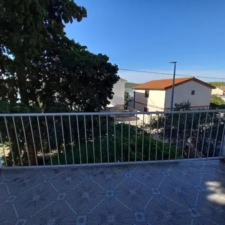 Pink Siris, Terrace, Parking, 80 Meters From The Apartment Pirovac