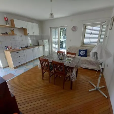 Pink Siris, Terrace, Parking, 80 Meters From The Apartment Pirovac