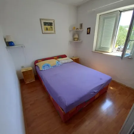 Pink Siris, Terrace, Parking, 80 Meters From The Apartment Pirovac