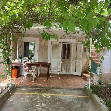 Apartment Pink Siris, Terrace, Parking, 80 Meters From The Pirovac