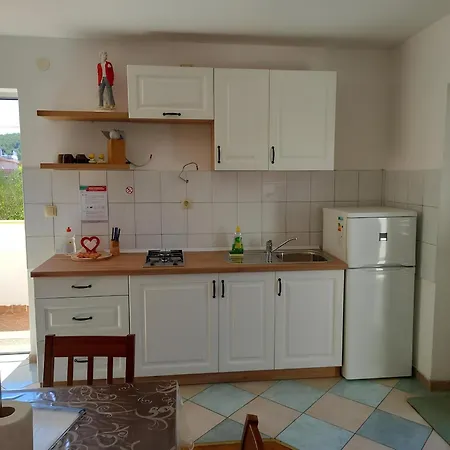 Apartment Pink Siris, Terrace, Parking, 80 Meters From The Pirovac